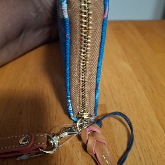 Dooney & Bourke X Disney Vacation Club 2022 Wallet / Wristlet - Picture 7 of 16